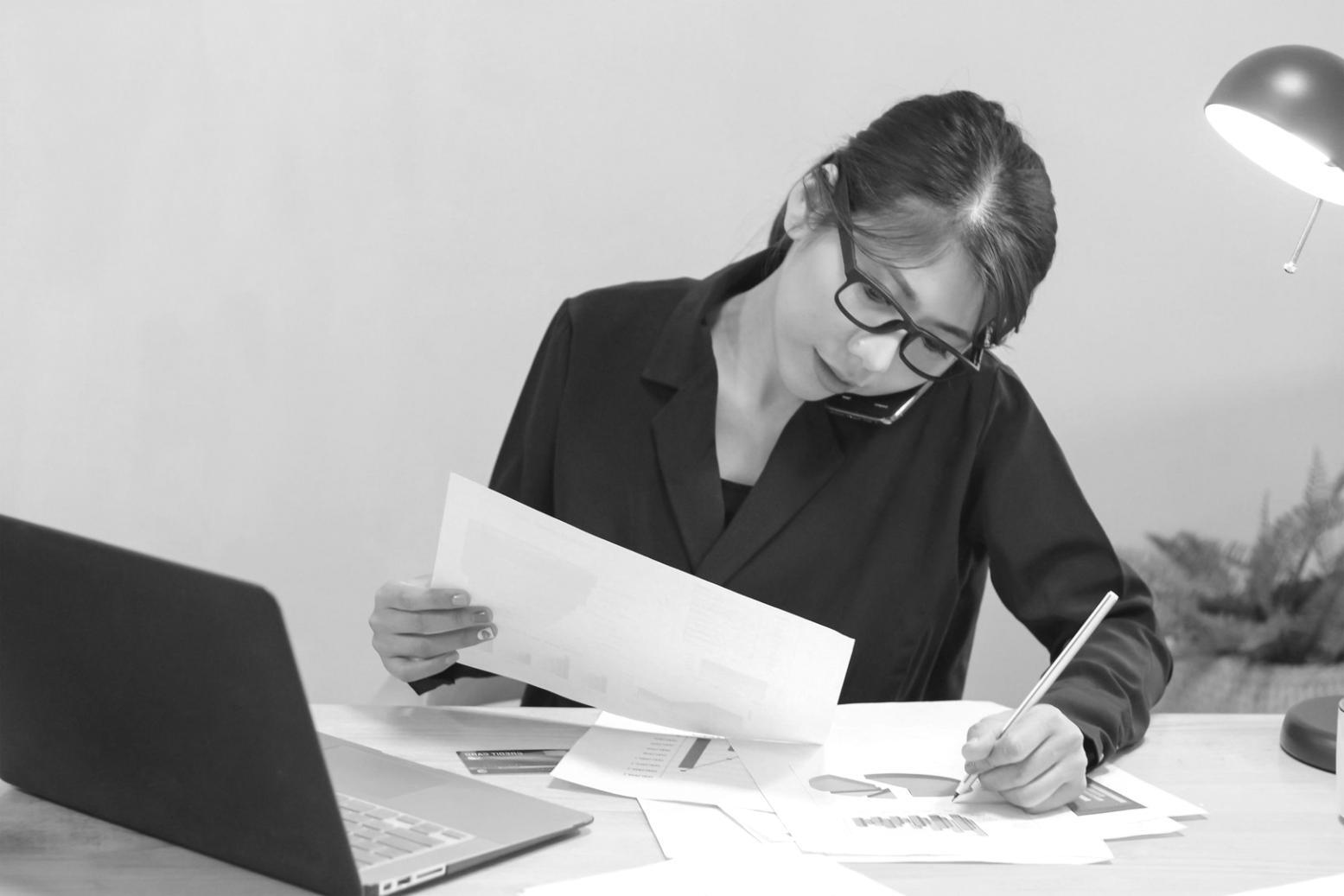Équipe travaillant sur une stratégie financière