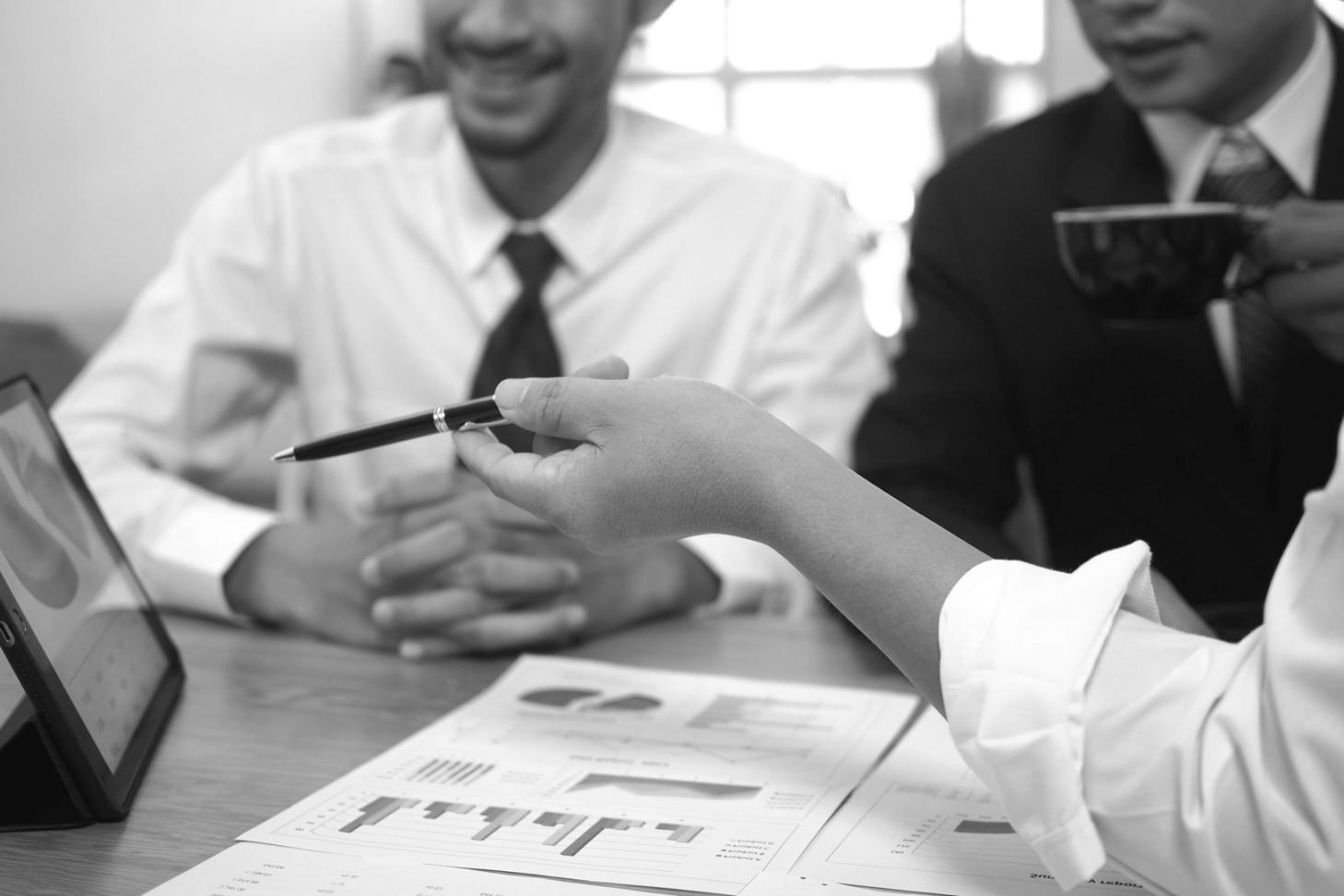 Équipe travaillant sur des solutions innovantes